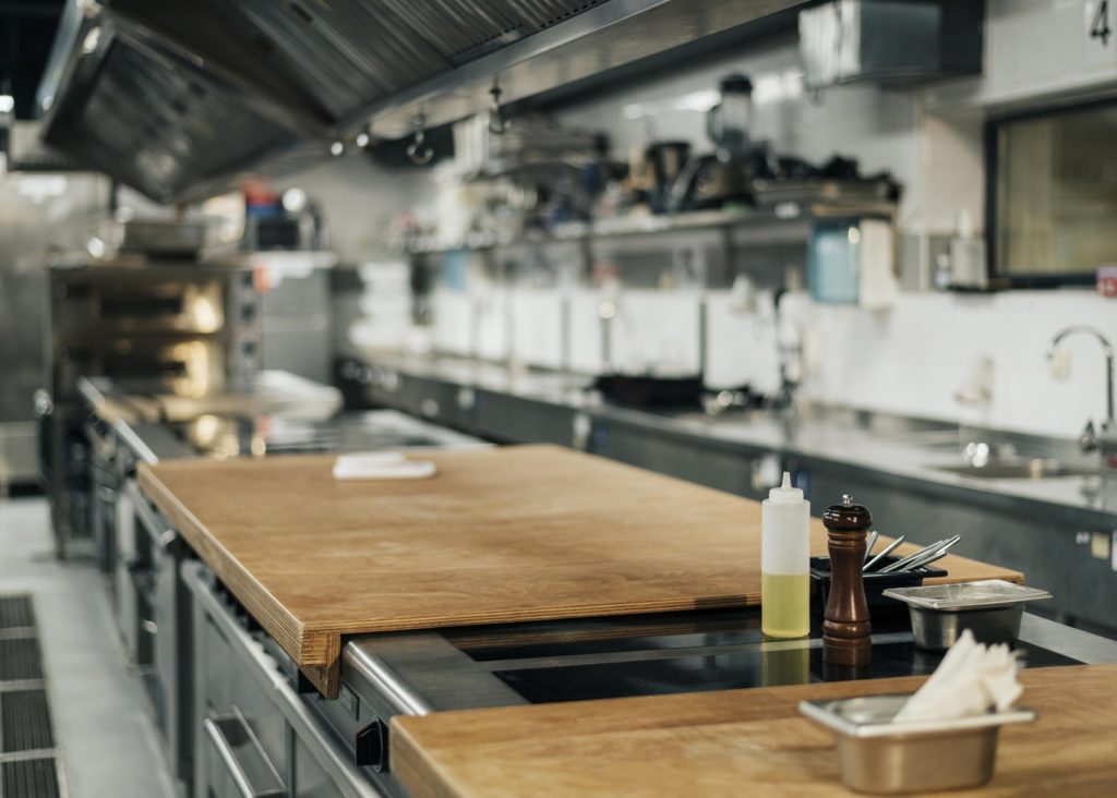 Moderne restaurantkeuken met werkoppervlak en gereedschap.